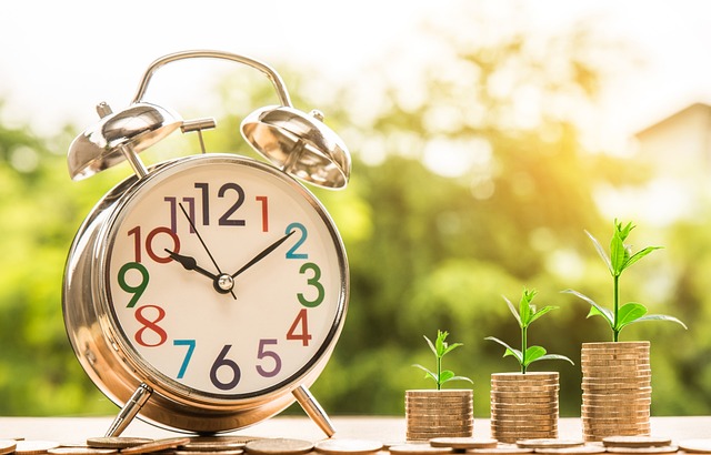Persoon die tijd en geld bespaart door niet naar kantoor te reizen.